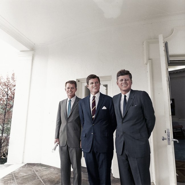 Τζον, Ρόμπερτ και Έντουαρντ Κένεντι έξω από το Οβάλ Γραφείο
