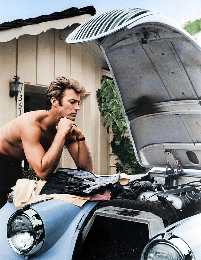 Ο Κλιντ Ίστγουντ φτιάχνει το αυτοκίνητό του το 1960