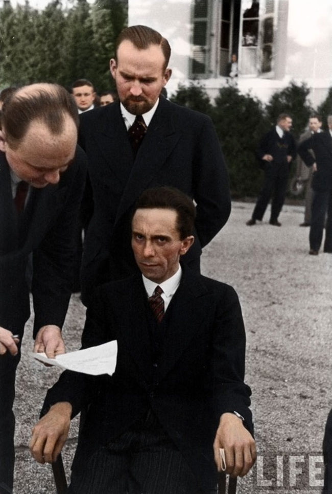 1933: Ο Γιόζεφ Γκέμπελς, υπουργός Προπαγάνδας των Ναζί, κοιτά με βλοσυρό ύφος έναν Εβαίο φωτογράφο
