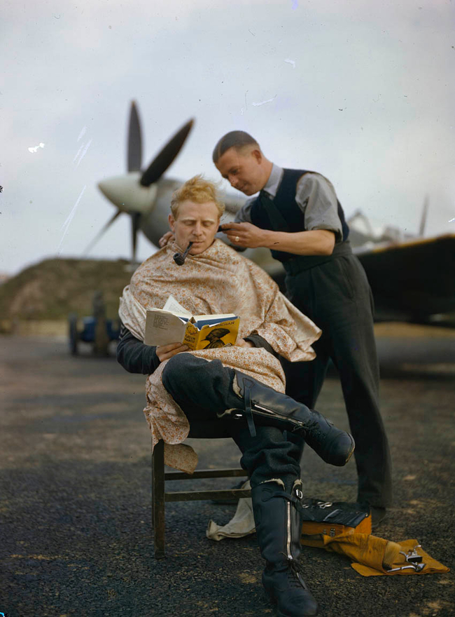 Διάλειμμα ανάμεσα στις αποστολές: ένας πιλότος της RAF εκμεταλλεύεται το χρόνο για να κουρευτεί και να διαβάσει ένα βιβλίο