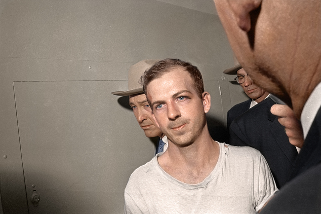 Ο δολοφόνος του Τζον Κένεντι, Λι Χάρβεϊ Όσβαλντ το 1963 καθώς μεταφέρεται για ανάκριση