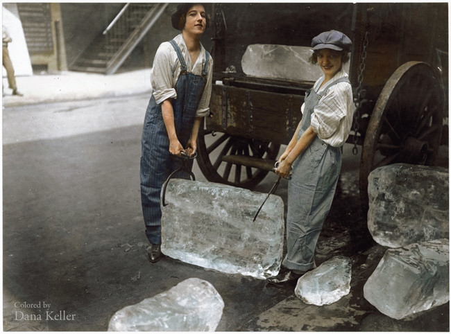 1918: Δυο κορίτσια μοιράζουν πάγο