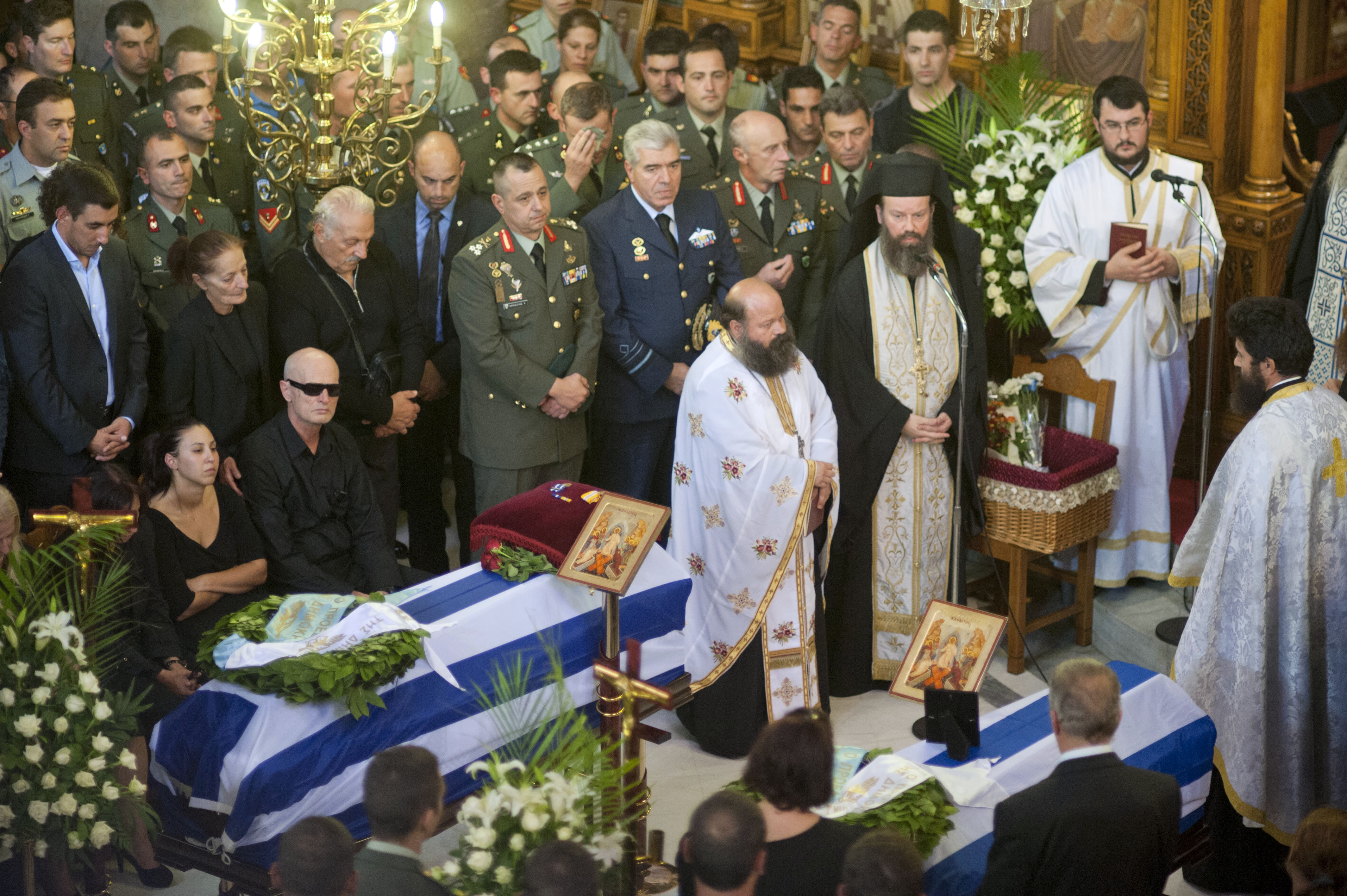 Τα δύο φέρετρα, "ντυμένα" με τη γαλανόλευκη - ΦΩΤΟ EUROKINISSI