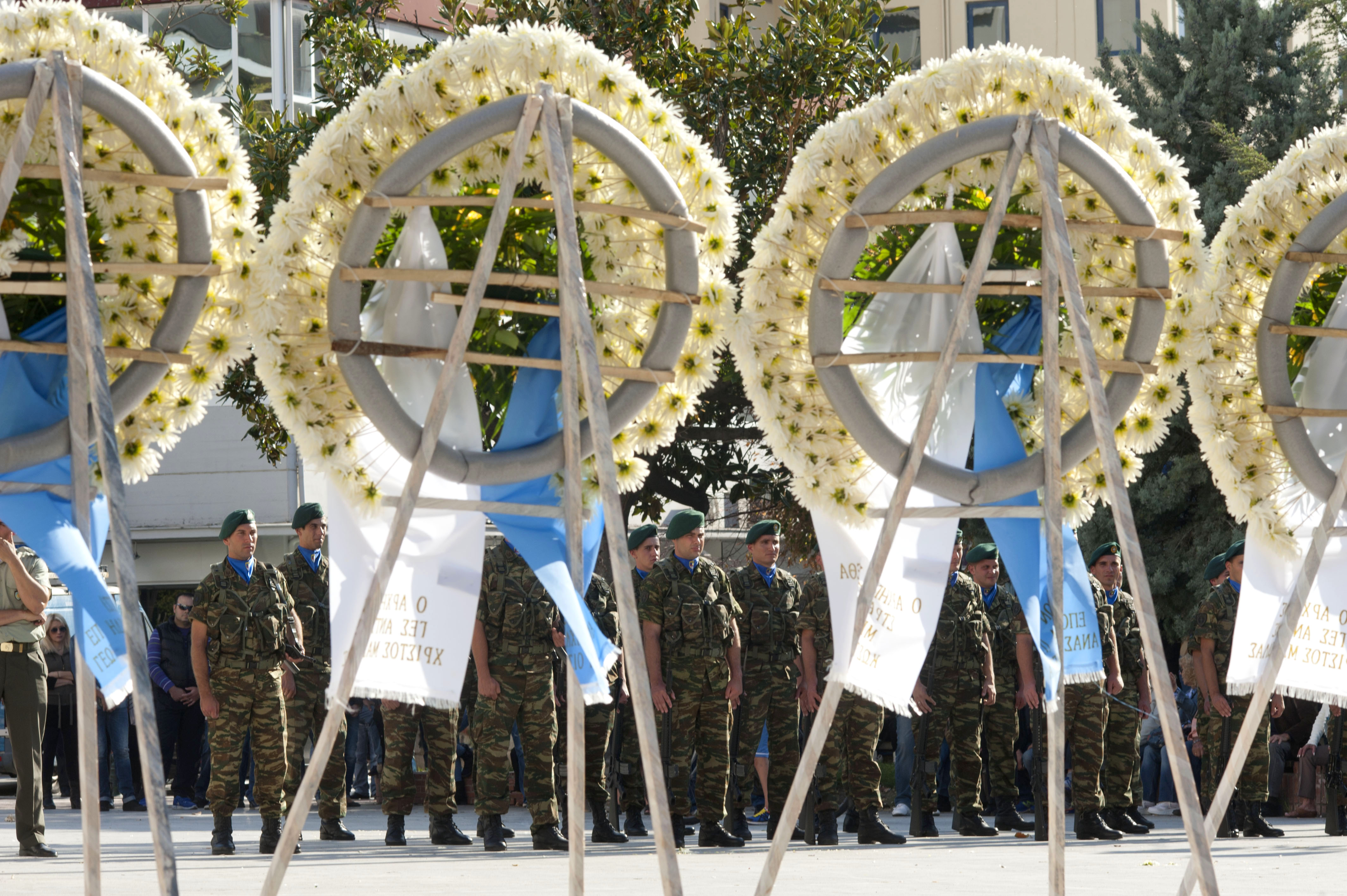 Δεκάδες στεφάνια στη μνήμη των δύο στρατιωτών - ΦΩΤΟ EUROKINISSI