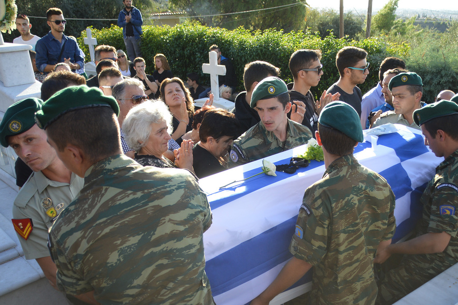 Ντυμένο με τη γαλανόλευκη και το φέρετρο του 19χρονου Φώτη - ΦΩΤΟ - ΑΠΕ - ΜΠΕ