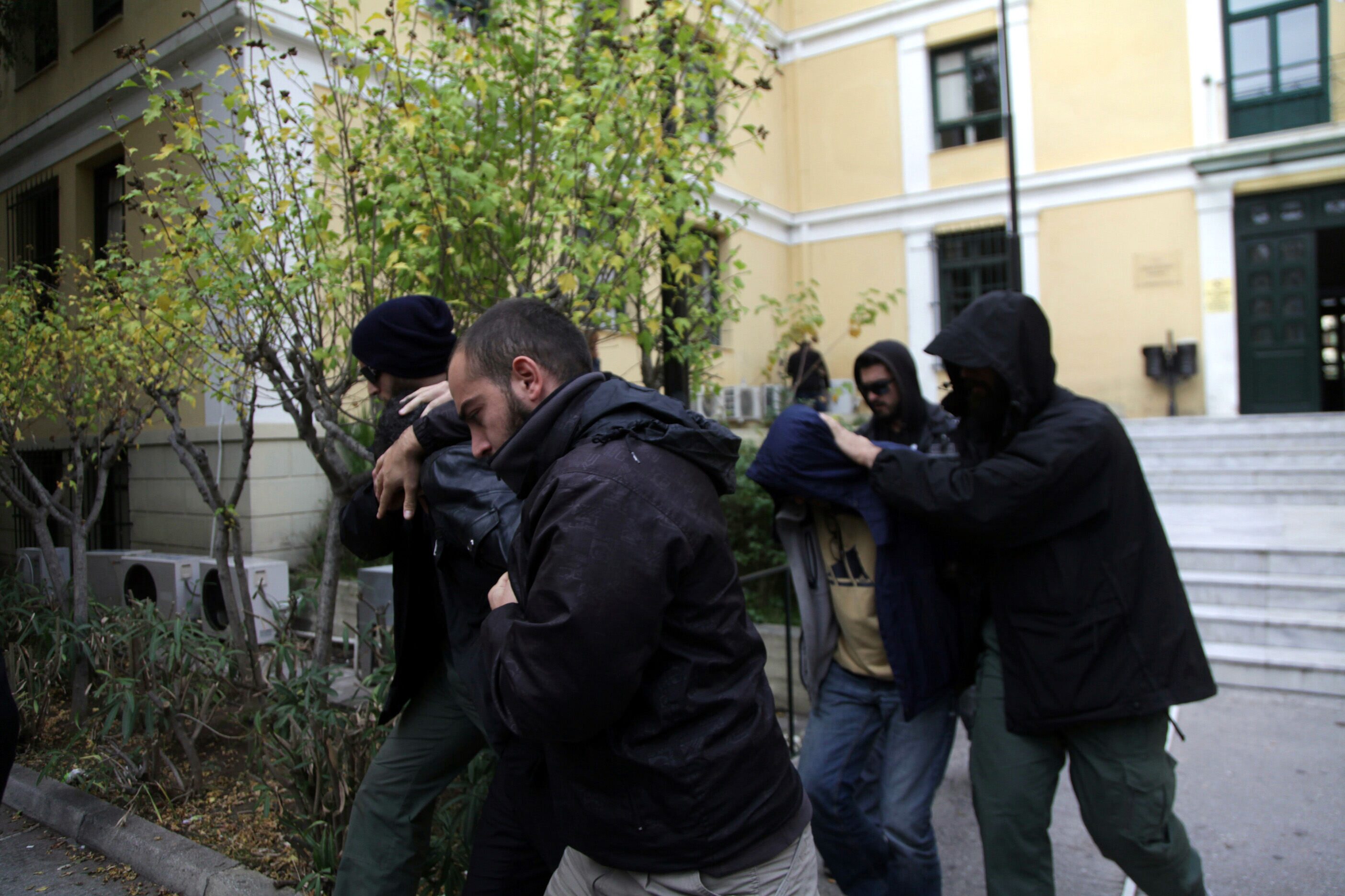Οι δράστες, βγαίνοντας από τον εισαγγελέα - Φωτό EUROKINISSI
