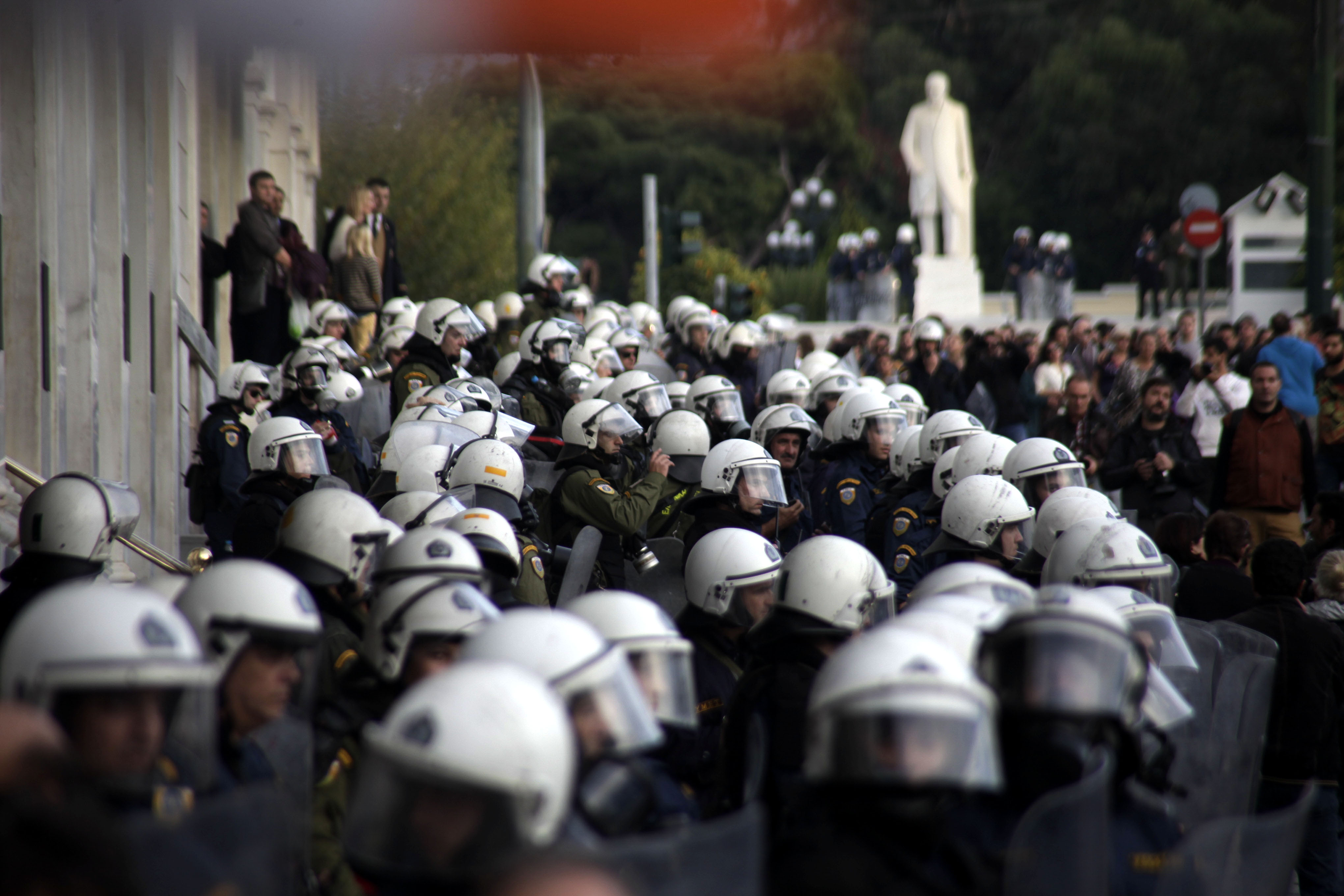 Ο Ελευθέριος Βενιζέλος "κοιτά" από μακριά τους εκατοντάδες αστυνομικούς...