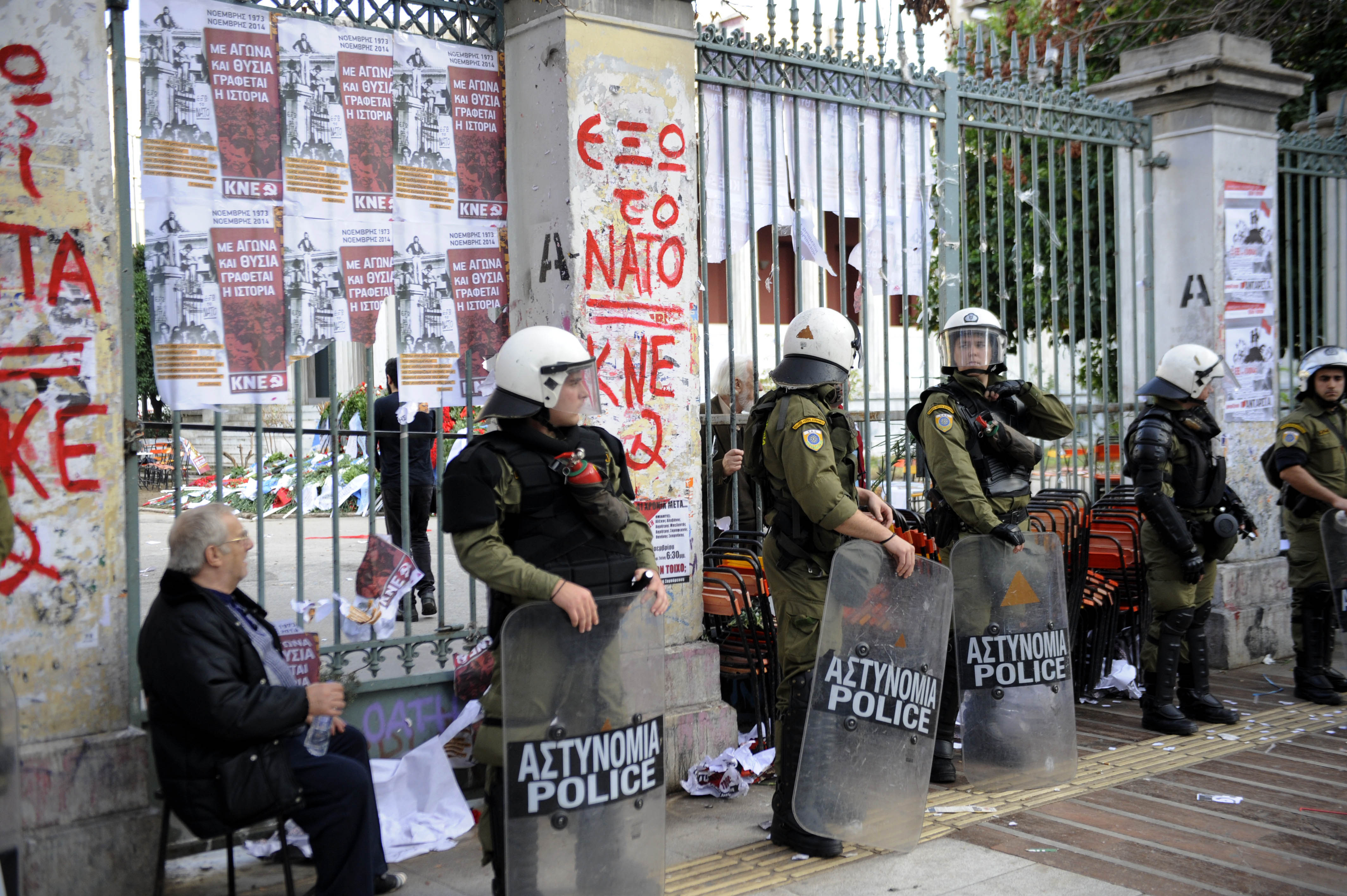 Ξεκουράζεται δίπλα στους αστυνομικούς...