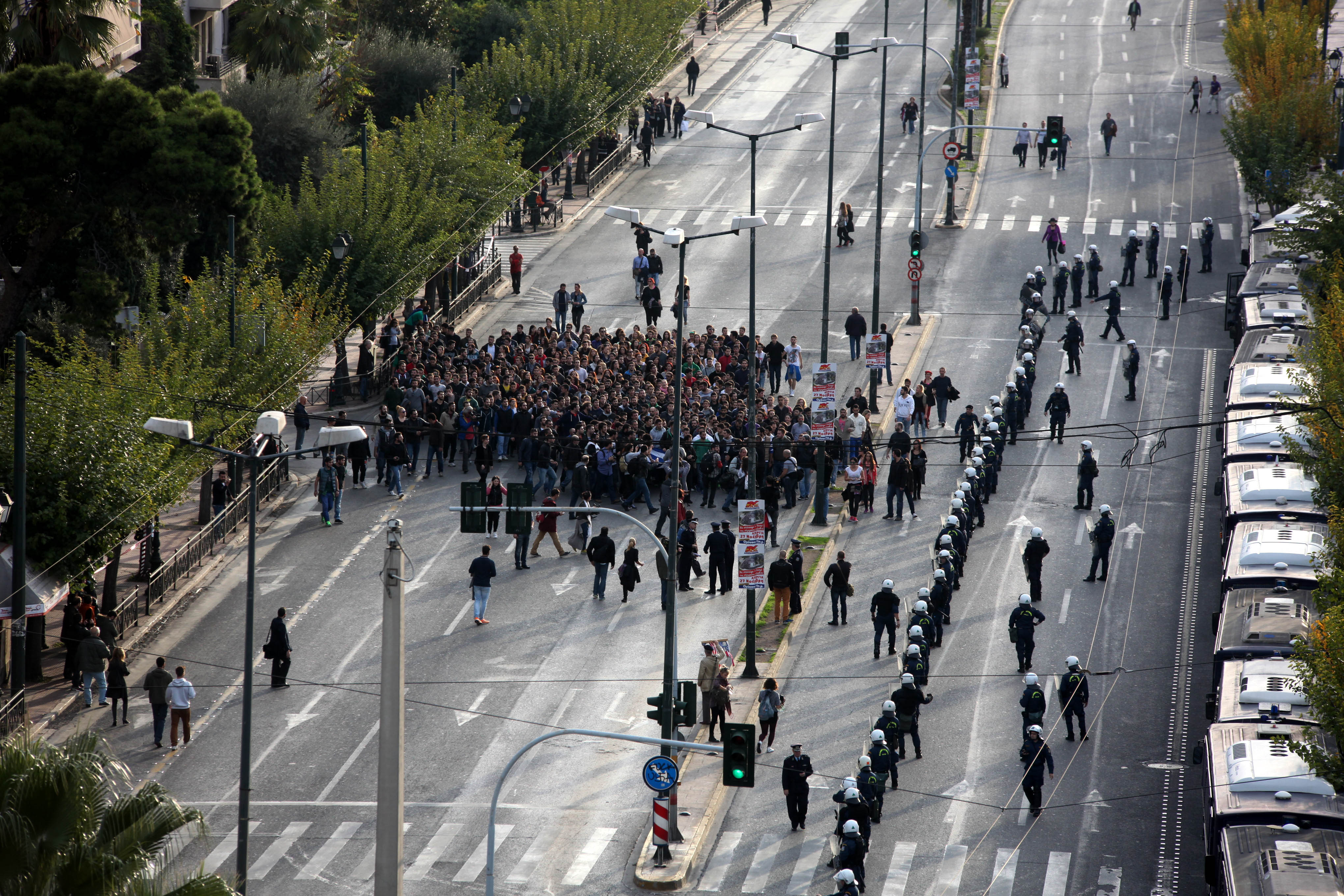 Διαδηλωτές, αστυνομικοί και κλούβες