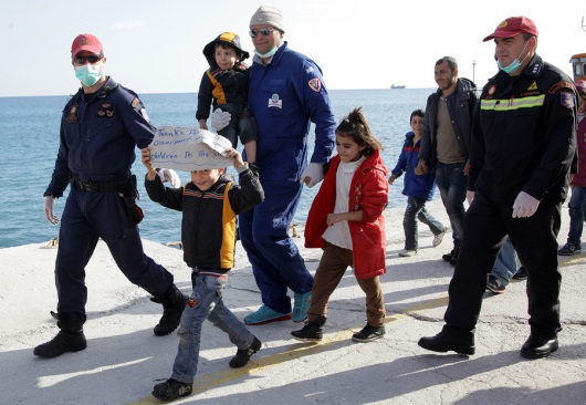 "Ευχαριστώ την ελληνική κυβέρνηση που έσωσε τα παιδιά του πλοίου" έγραψε σε ένα χαρτόνι ο μικρός μετανάστης  - ΦΩΤΟ ΑΠΕ-ΜΠΕ