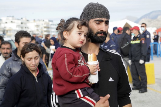 Ένα κοριτσάκι κρατά με λαχτάρα ένα σάντουιτς - ΦΩΤΟ ΑΠΕ-ΜΠΕ