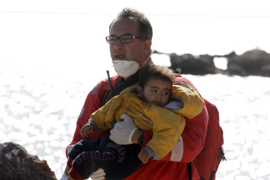 Ένα μωρό παραδίδεται ταλαιπωρημένο στην αγκαλιά του διασώστη - ΦΩΤΟ EUROKINISSI
