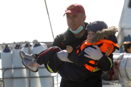 Στην αγκαλιά του διασώστη με βλέμμα γεμάτο αγωνία - ΦΩΤΟ EUROKINISSI