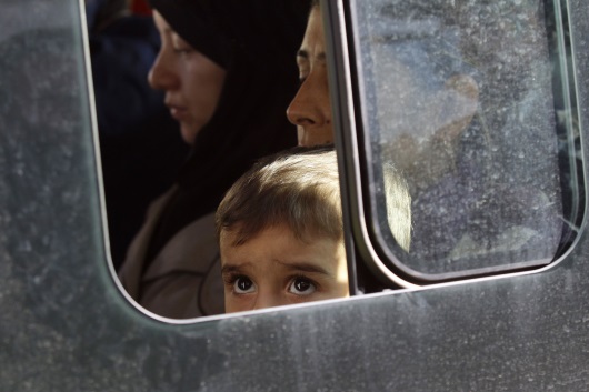 Φοβισμένα παιδικά μάτια, γεμάτα απορία για όσα συμβαίνουν - ΦΩΤΟ REUTERS
