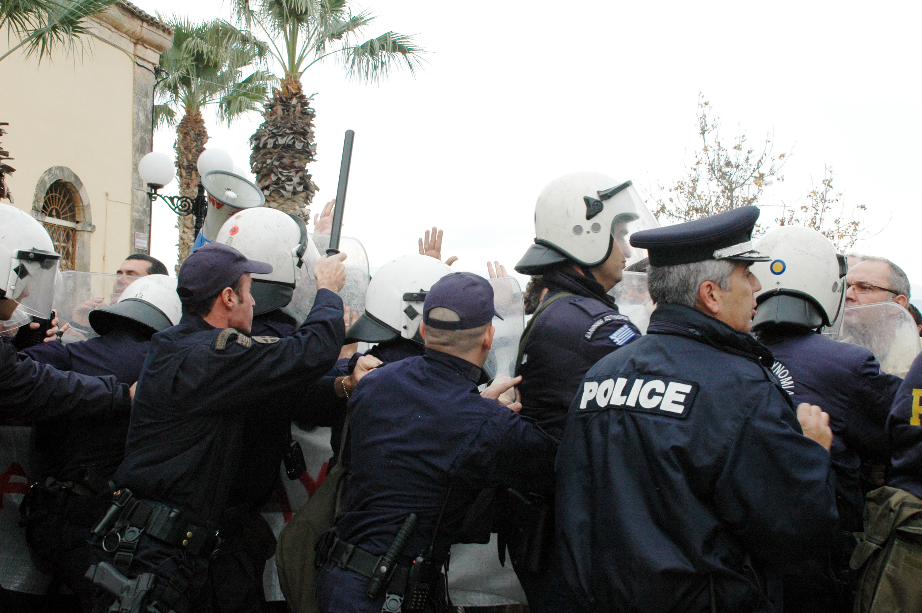 Η μοίρα θέλησε ... μούντζες και αποδοκιμασίες