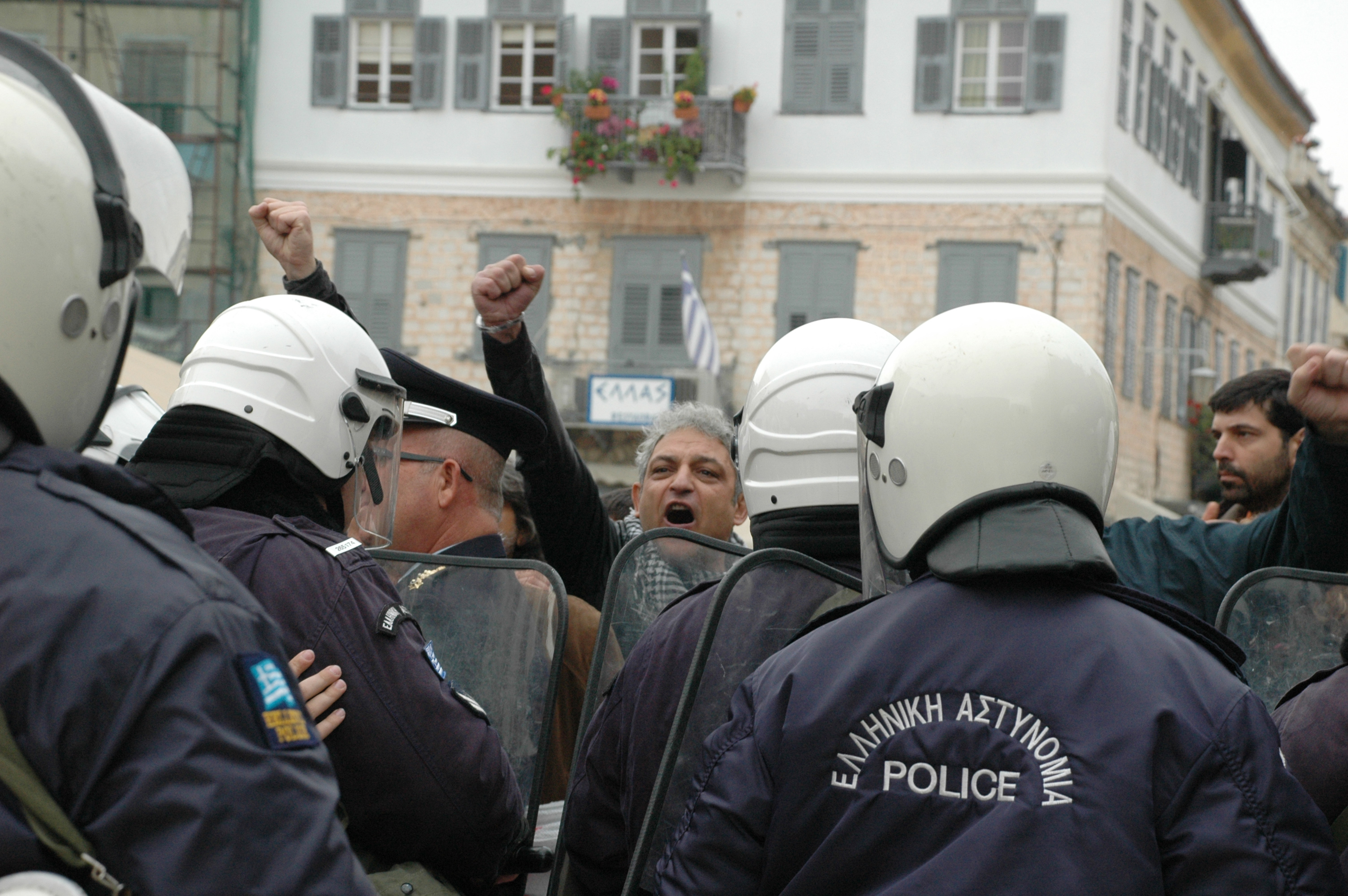 Η μοίρα θέλησε ... μούντζες και αποδοκιμασίες