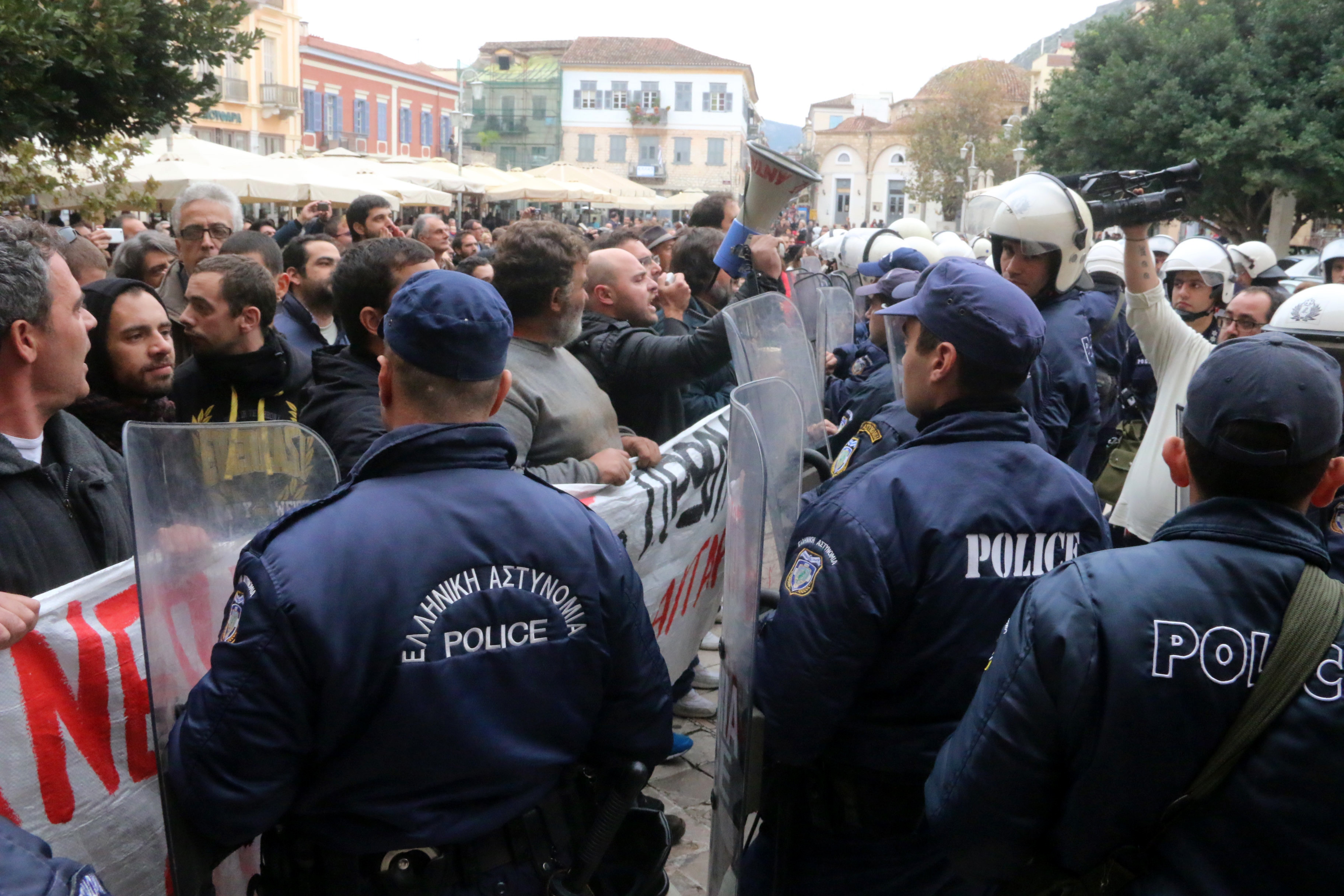 Η μοίρα θέλησε ... μούντζες και αποδοκιμασίες