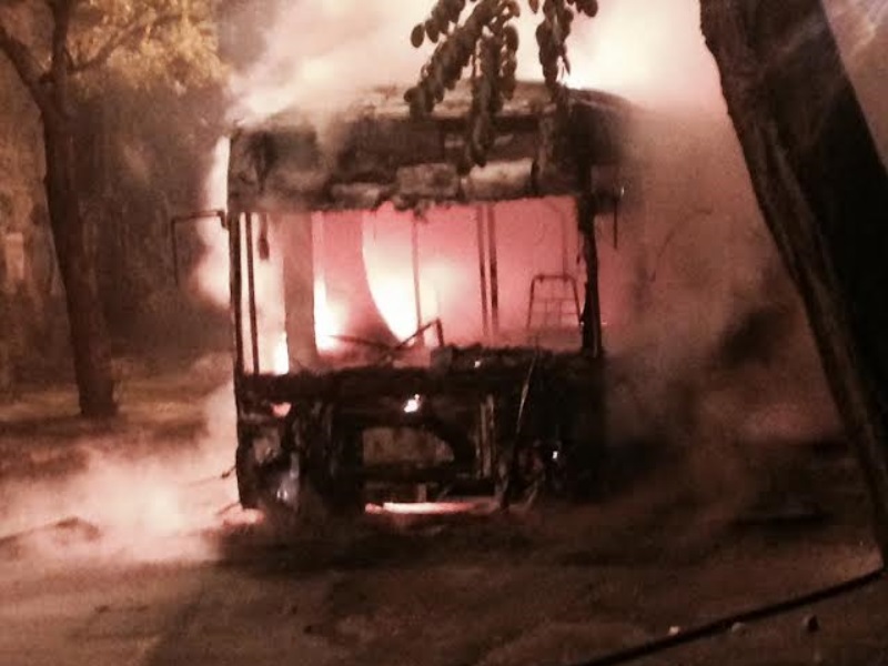 Το λεωφορείο τυλίγεται στις φλόγες - ΦΩΤΟ -  NEWSIT