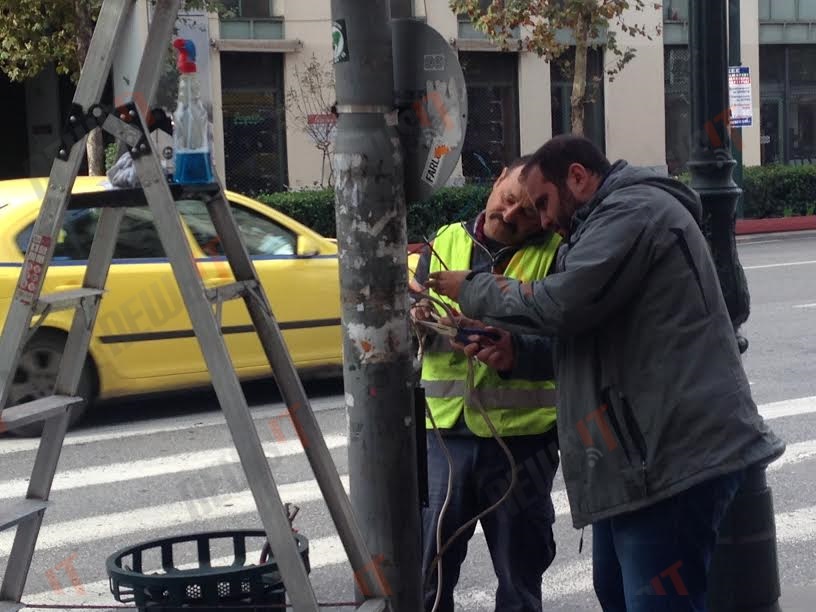 Operai tentano di riparare un semaforo - Foto - NewsIT