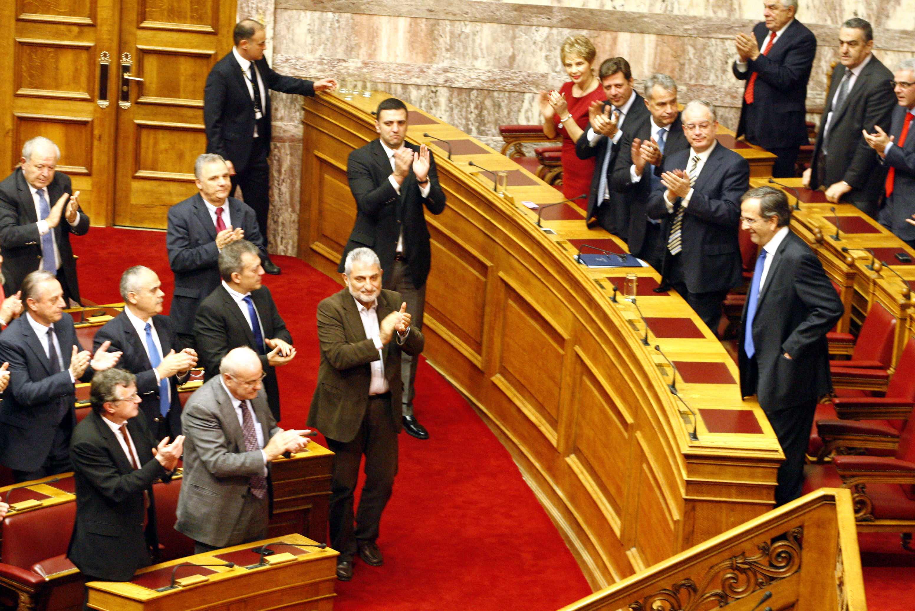 Καταχειροκροτούμενος ο πρωθυπουργός από τους βουλευτές της ΝΔ, ετοιμάζεται να πάρει την θέση του