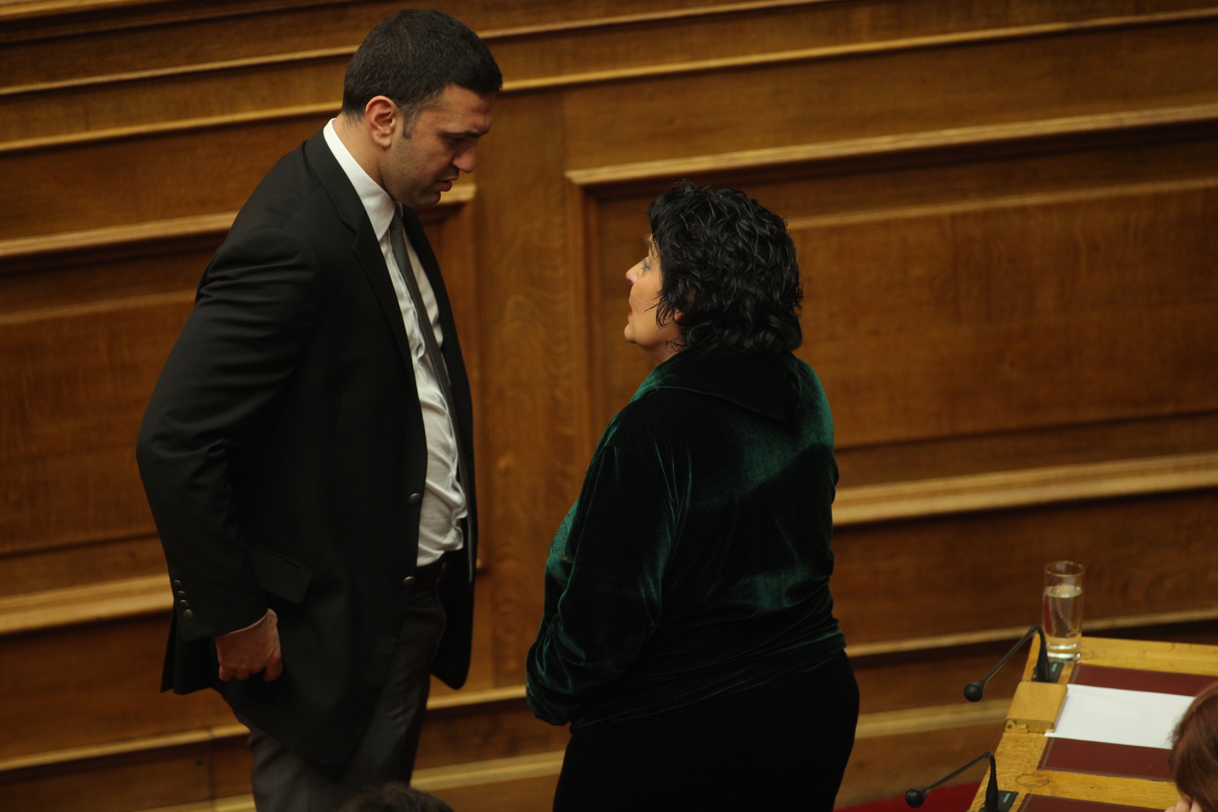 Αντιθέτως στα πράσινα η Λιάνα Κανέλλη συνομιλεί με τον Βασίλη Κικίλια