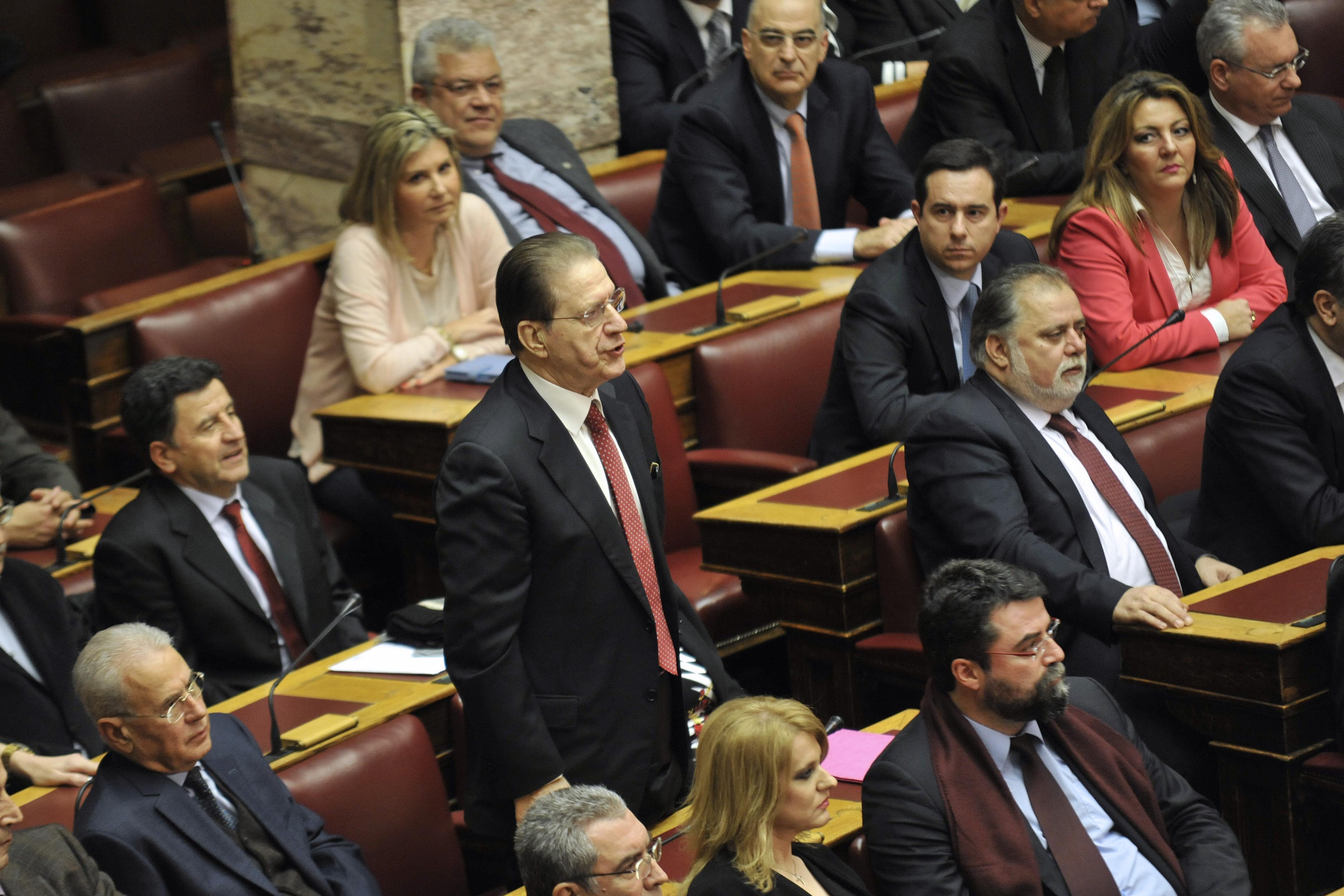 Ο Βύρων Πολύδωρας την στιγμή που δηλώνει παρών