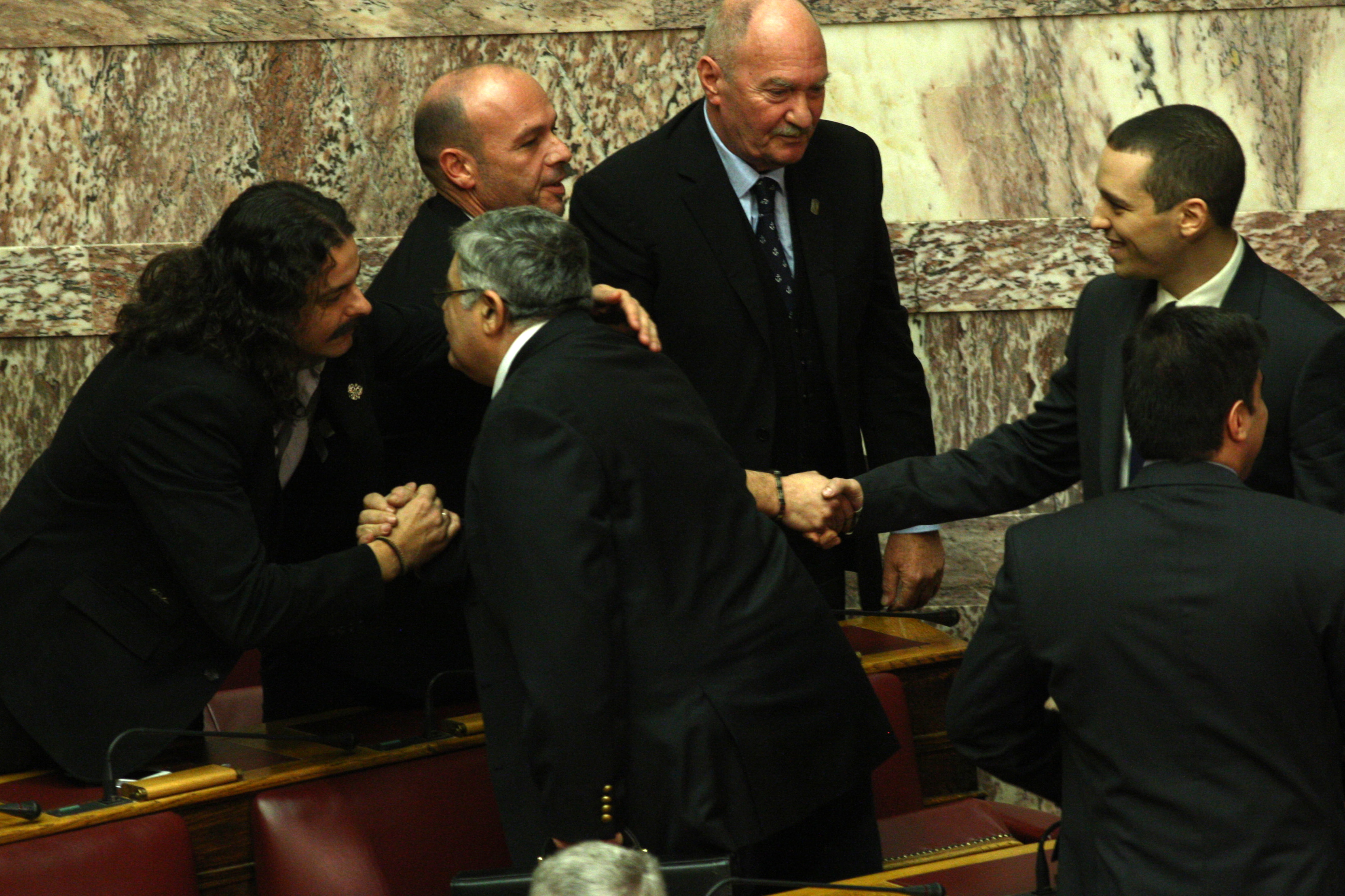 Χωρίς χειροπέδες οι προφυλακισμένοι βουλευτές της Χρυσής Αυγής