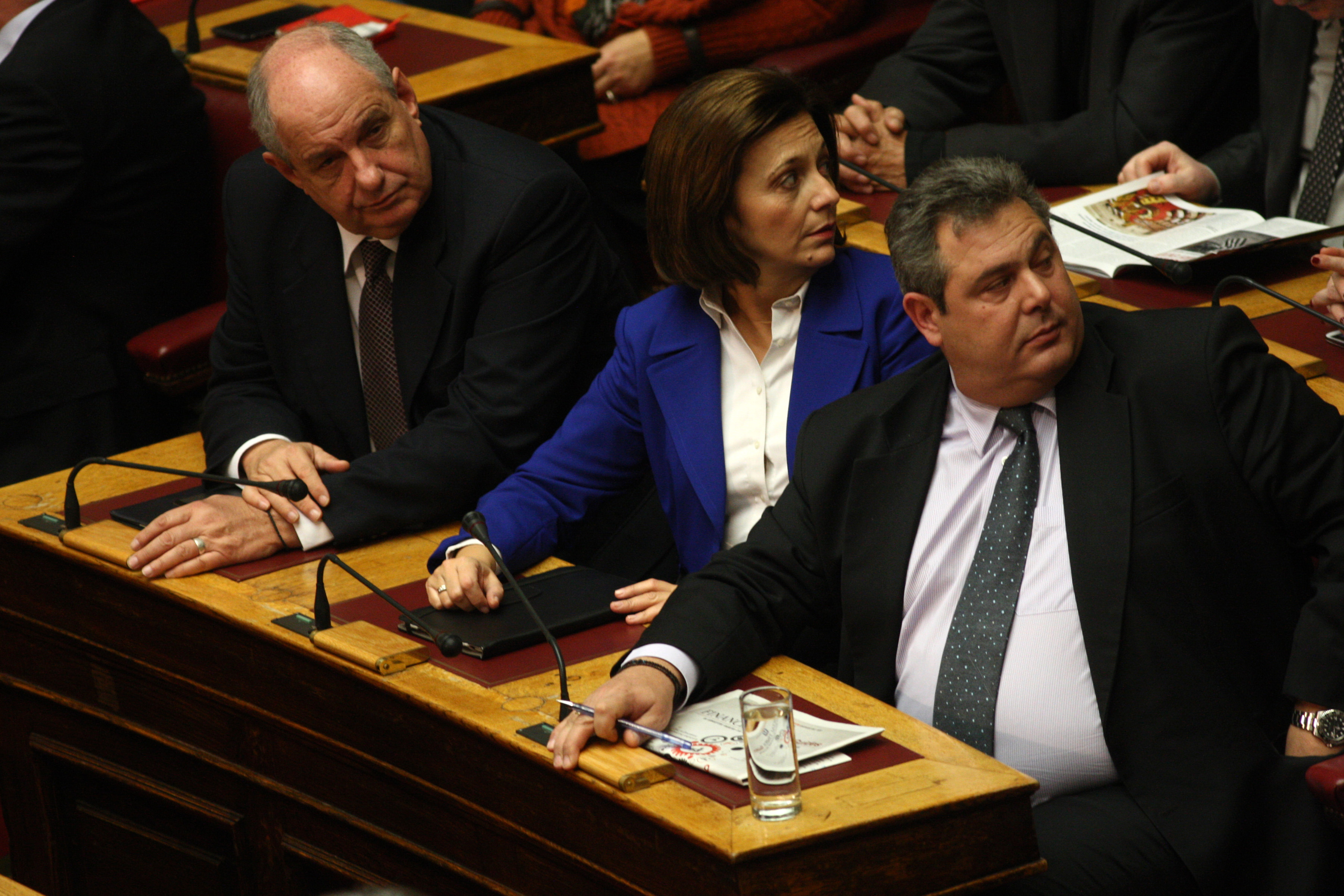 Τι να κοιτούν και οι τρεις;