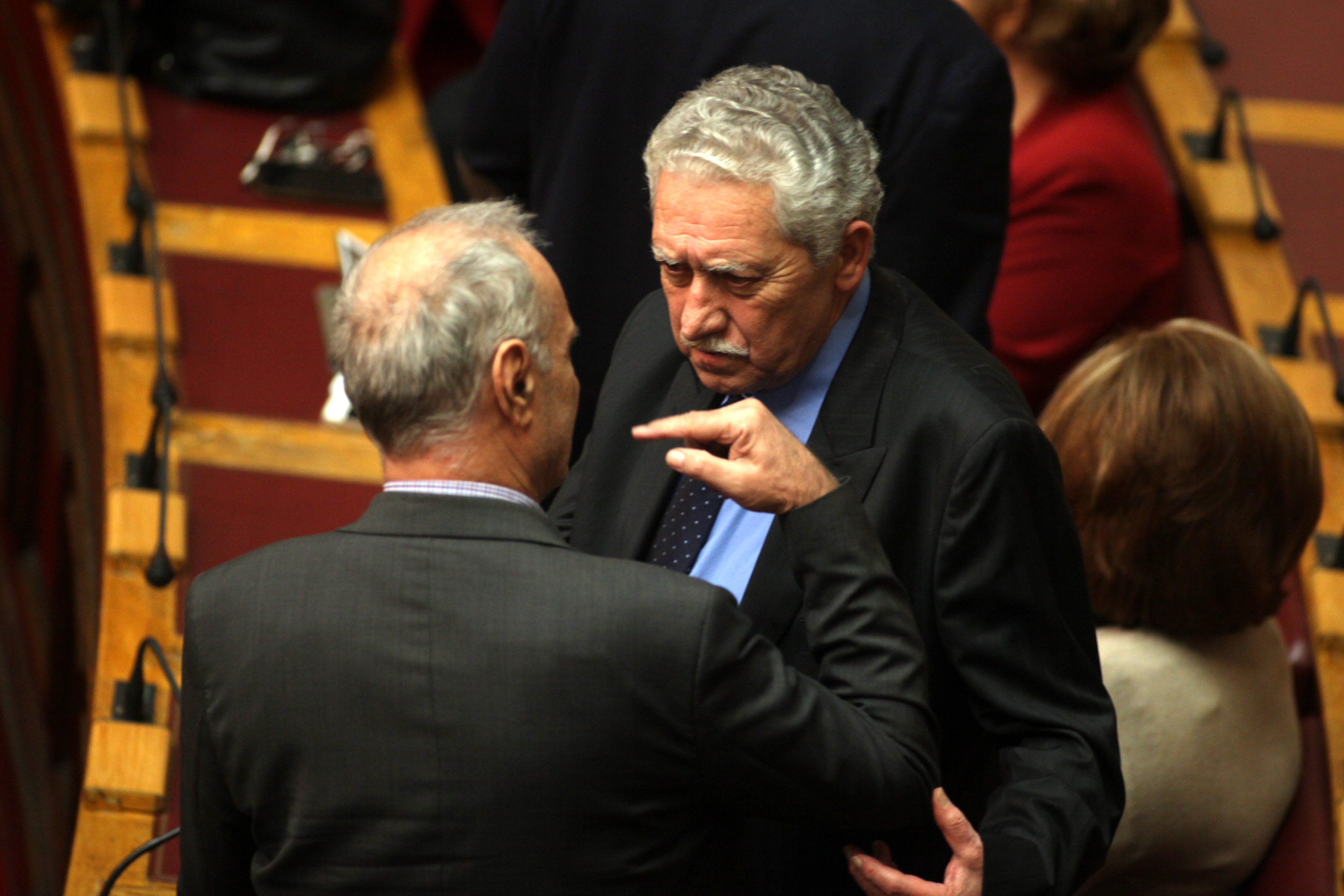 Ο Φώτης Κουβέλης, έχοντας μόλις μάθει την ανεξαρτητοποίηση της Νίκης Φούντα