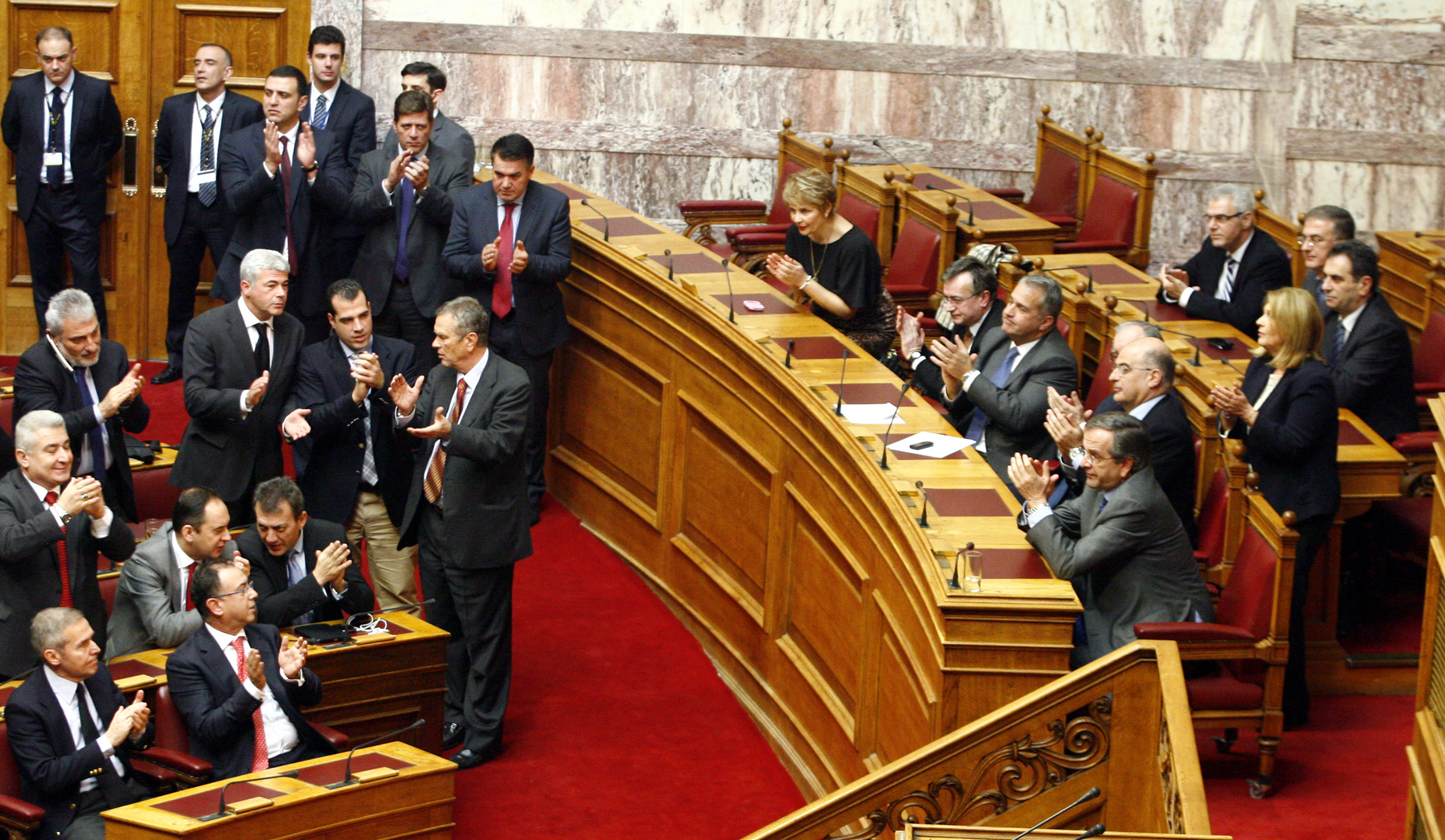 Καταχειροκροτούμενος ο πρωθυπουργός