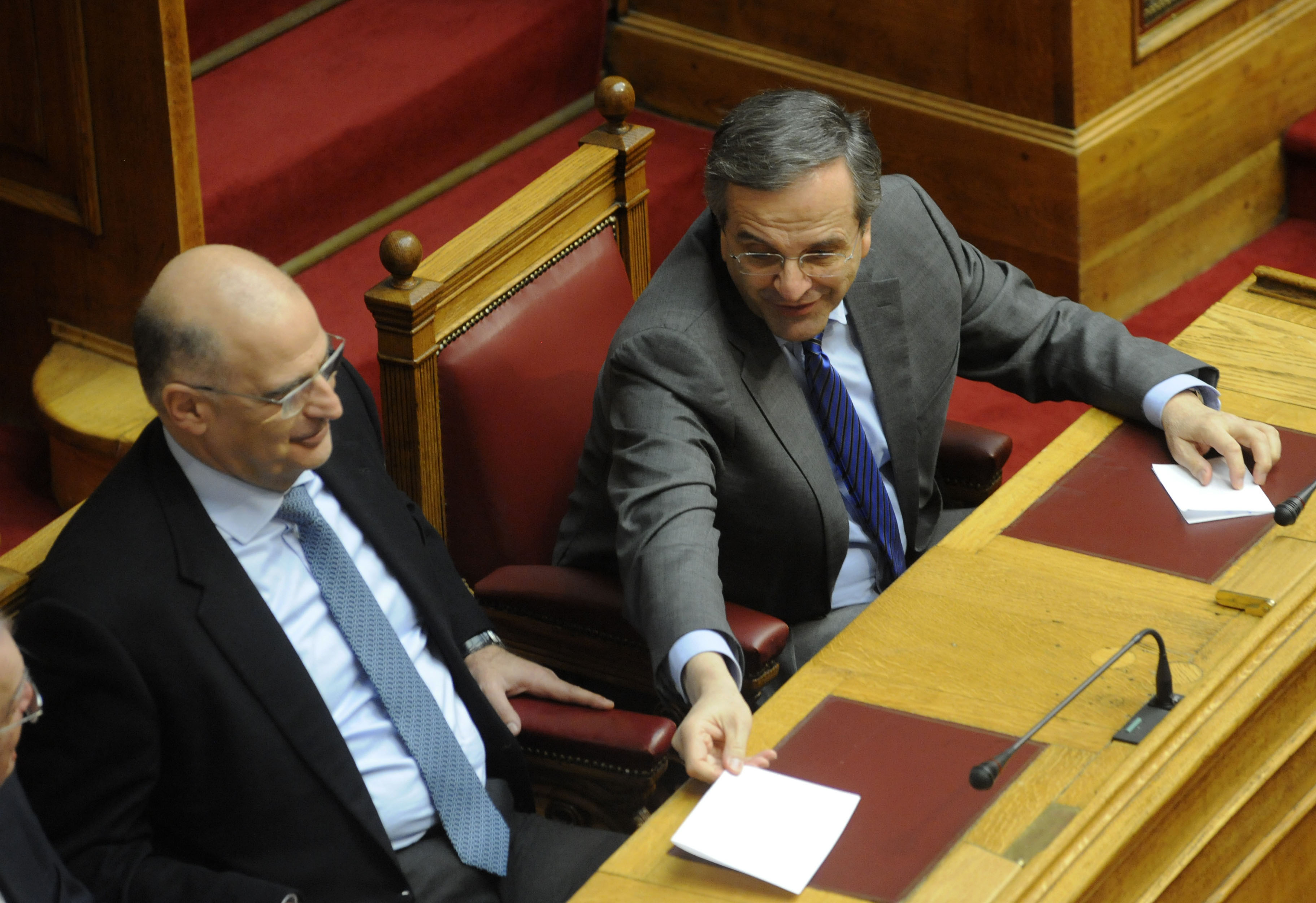 Παίρνει το χαρτάκι από τον Δένδια ή του το δίνει;