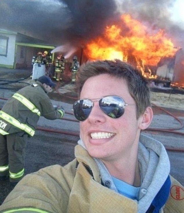 Selfie με φόντο μία... πυρκαγιά - Φωτό - dailymail.co.uk