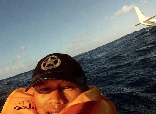 Τι κι αν υπήρχε νεκρός από την πτώση αεροσκάφους στη Χαβάι; Ο κ. Ferdinand Puentes... selfάρει - Φωτό - dailymail.co.uk