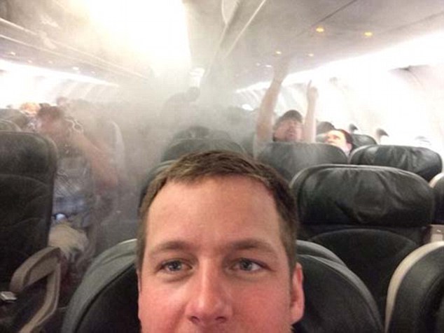 Πυκνοί καπνοί στο αεροσκάφος - ώρα για selfie - Φωτό - dailymail.co.uk