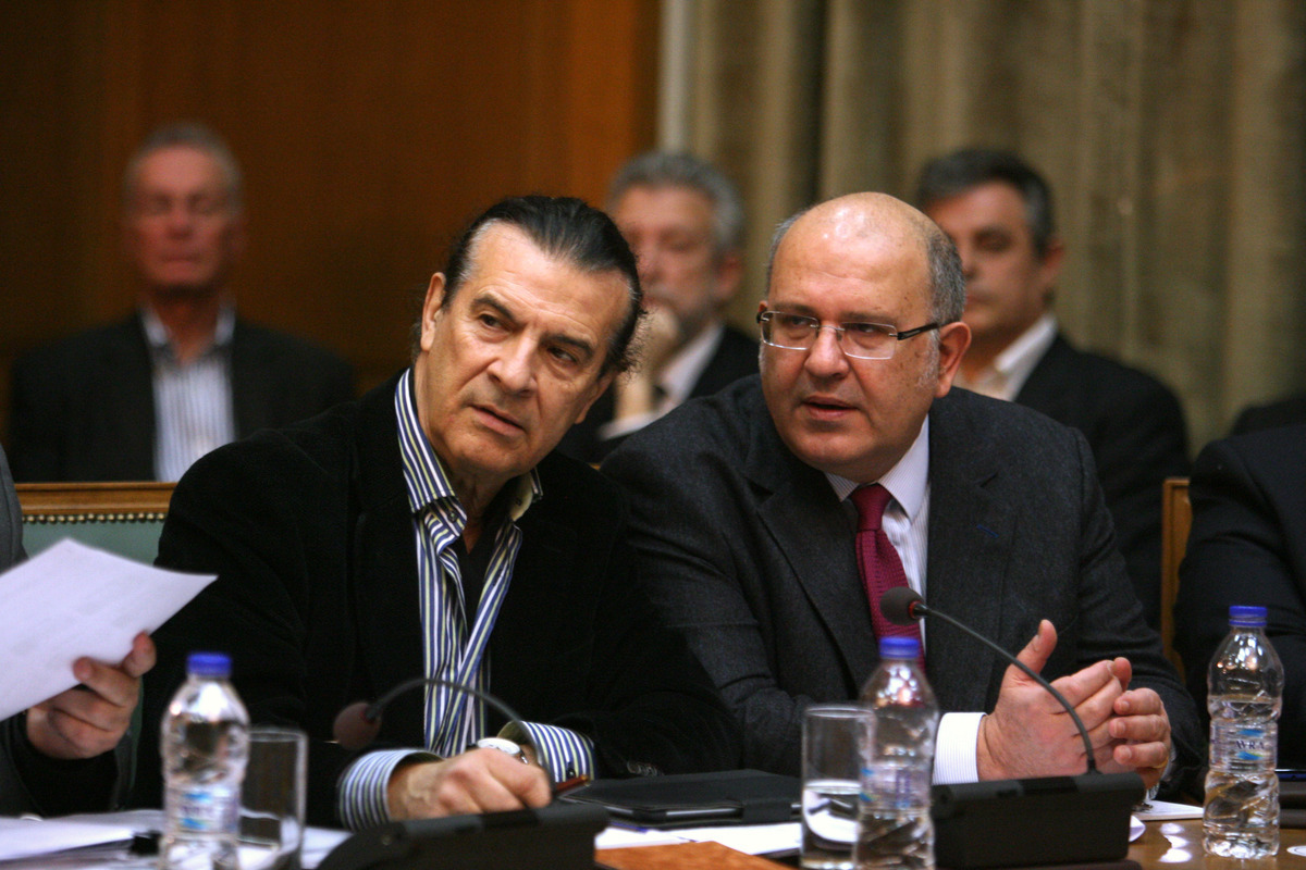 Ακούς ήχους απέξω; Σαν να γίνονται εργασίες δεν είναι;