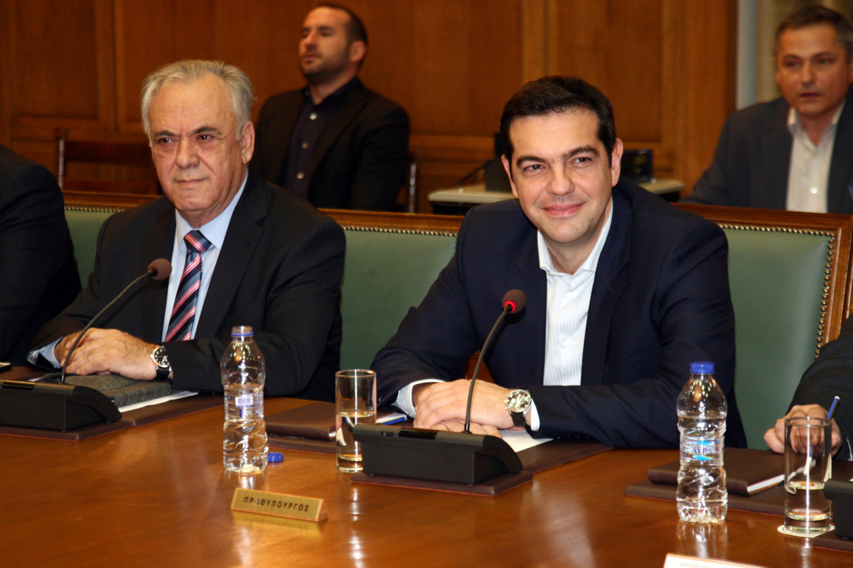 Τουλάχιστον ορκίστηκε με πολιτικό... κι ας φόρεσε γραβάτα