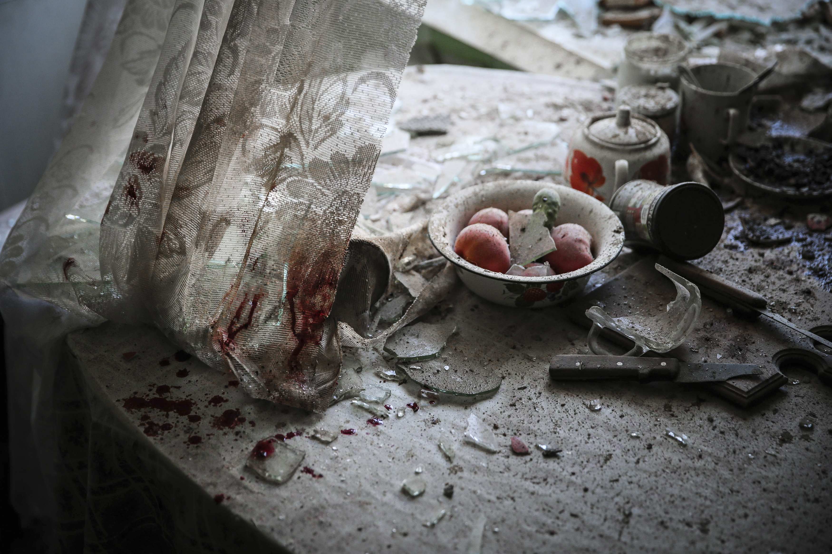 Sergei Ilnitsky | Η εικόνα της καταστροφής και του αίματος σε τραπέζι στο κέντρο της πόλης Ντόνετσκ