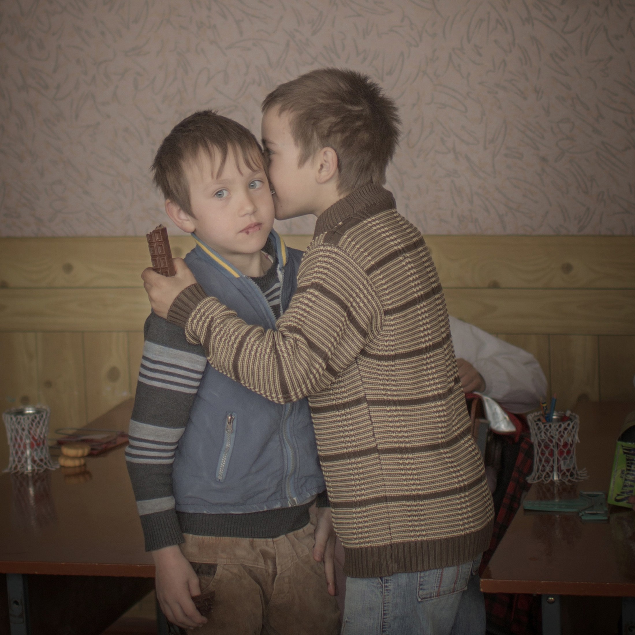 Asa Sjostrom | Τα δίδυμα Igor και Arthur μοιράζουν σοκολάτες στους συμμαθητές τους για να γιορτάσουν τα ένατα γενέθλιά τους στη Μολδαβία