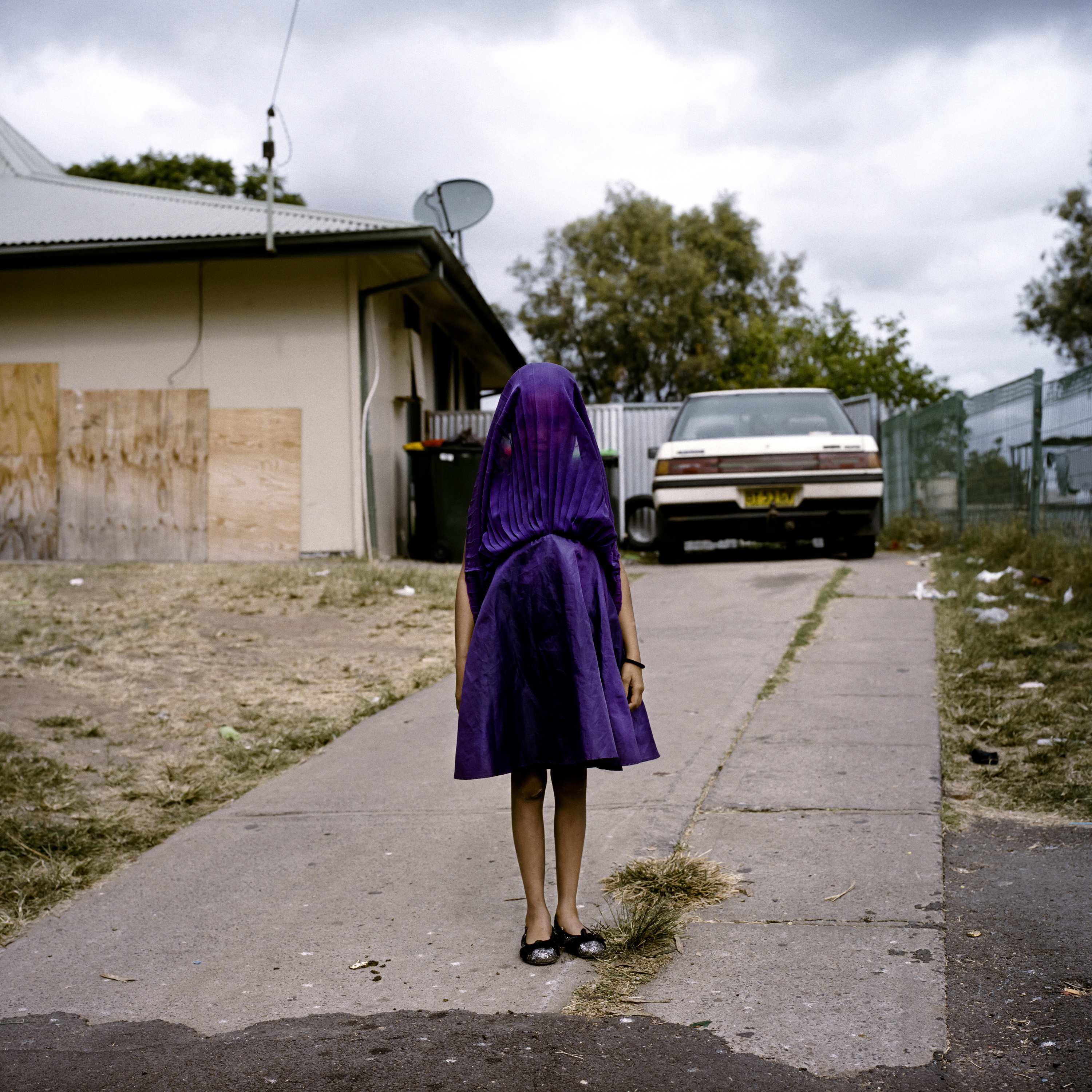 Raphaela Rosella | Πορτρέτο της Laurinda να περιμένει με το μωβ φόρεμά της το λεωφορείο για να πάει στο κατηχητικό στην Αυστραλία