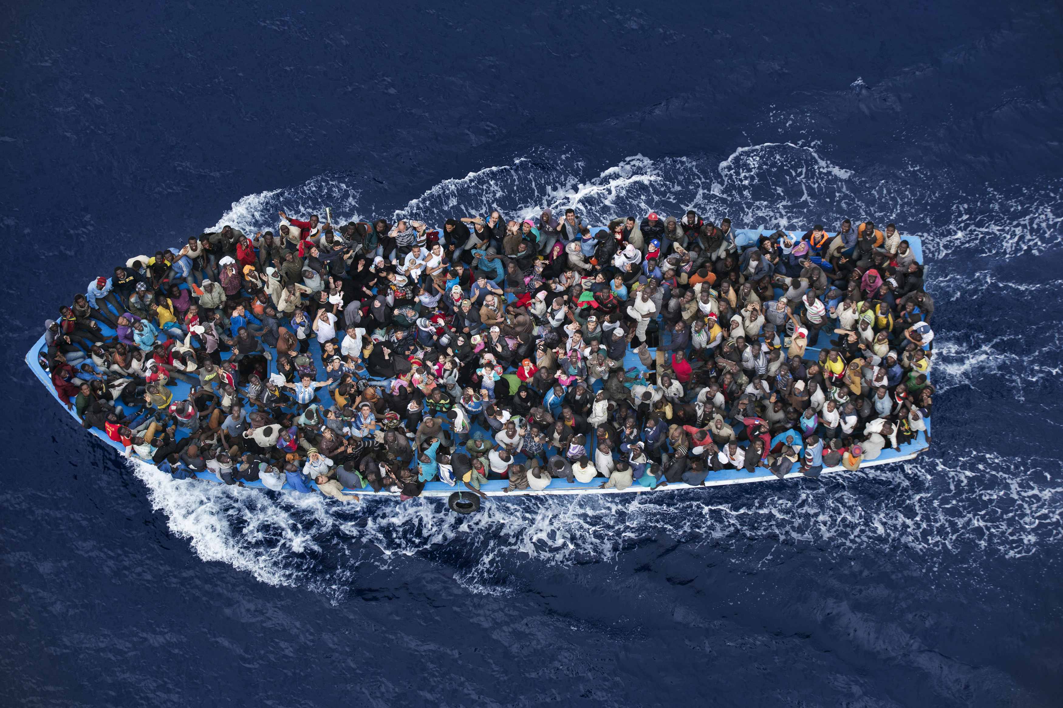 Massino Sestini | Ναυαγοί που διασώζονται βόρεια της Λιβύης από φρεγάτα του ιταλικού πολεμικού ναυτικού