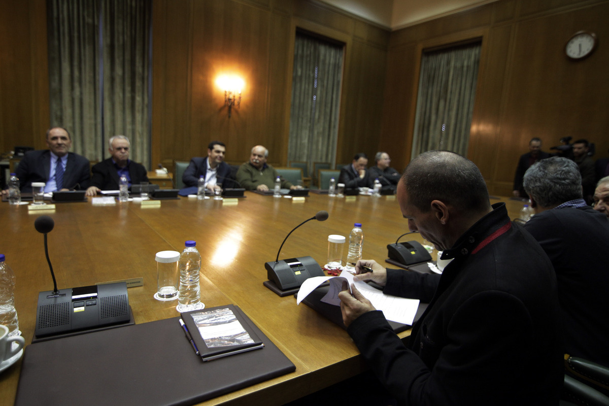 Γιάνης Βαρουφάκης σε πρώτο πλάνο, Αλέξης Τσίπρας στο βάθος