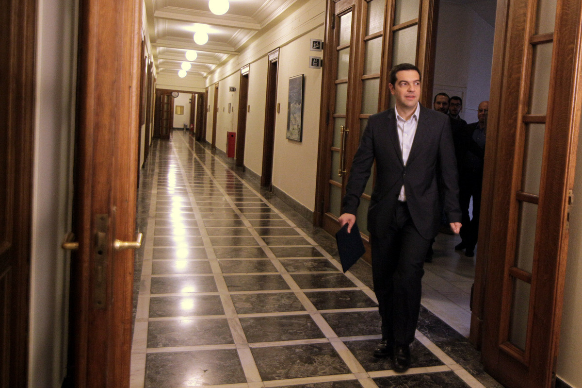 Ο Αλέξης Τσίπρας κατευθύνεται προς την αίθουσα συνεδρίασης