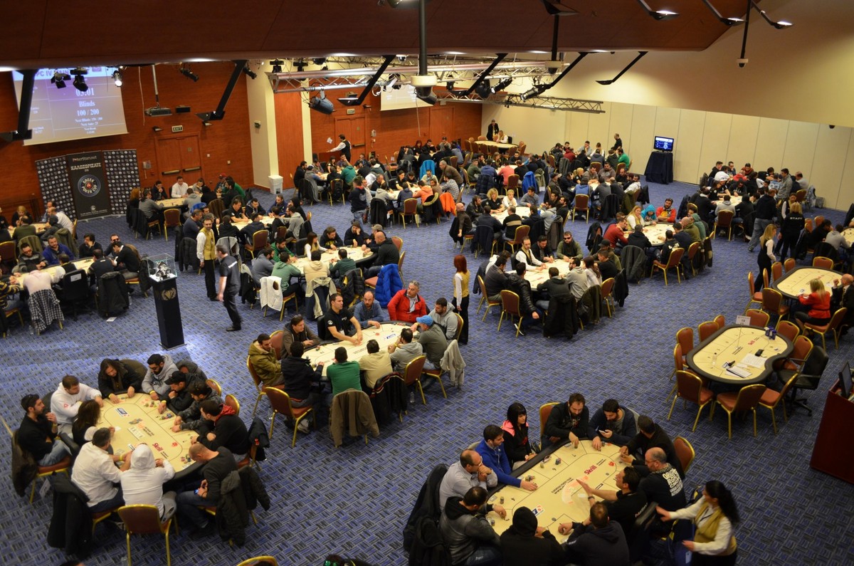 Στιγμιότυπο από τη κατάμεστη αίθουσα του Club Hotel Casino Loutraki