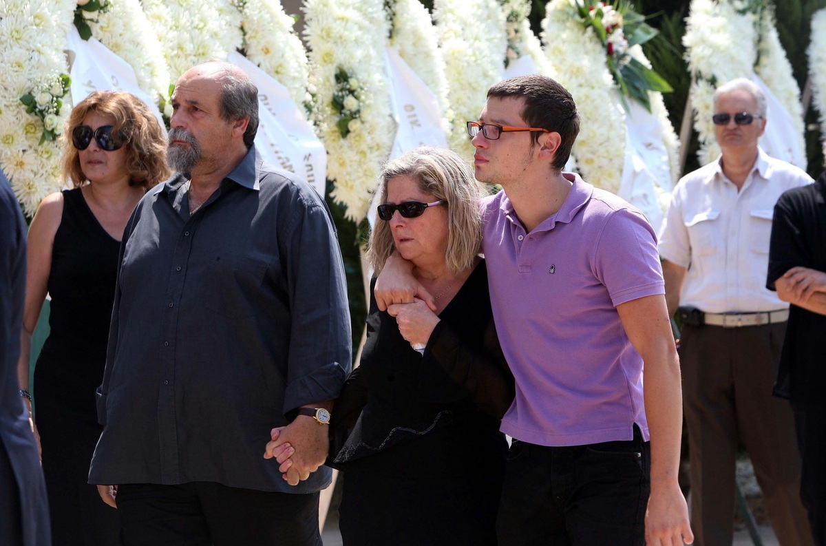 Oι γονείς και ο αδελφός της άτυχης δασκάλας την ημέρα της κηδείας της - ΦΩΤΟ ΑΡΧΕΙΟΥ EUROKINISSI 