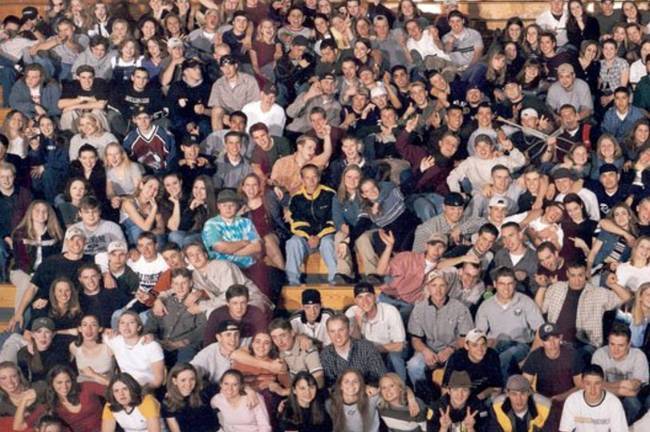 Μια τυπική σχολική φωτογραφία. Προσέξτε τα δύο νέα παιδιά στην επάνω αριστερή γωνία που κάνουν με τα χέρια τους ότι σημαδεύουν με όπλο τον φακό. Είναι ο Dylan Klebold και ο Eric Harris, οι υπεύθυνοι της σφαγής του Columbine. Είναι η φωτογραφία της τάξης τους το 1999. 
