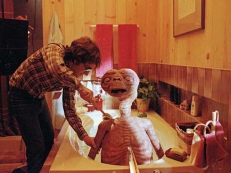 Ο Σπίλμπεργκ κάνει μπάνιο τον αξιαγάπητο εξωγήινο! - E.T.