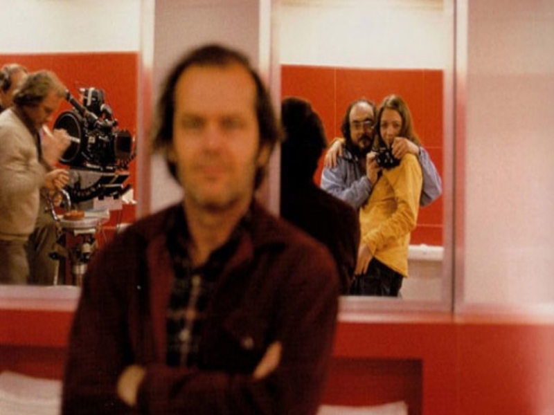 Ο Νίκολσον ποζάρει αλλά ο Κιούμπρικ βγάζει... selfie με την κόρη του στον καθρέφτη! - The Shining