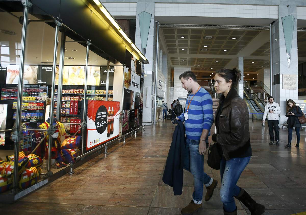 Συγγενείς επιβατών φτάνουν στο αεροδρόμιο REUTERS