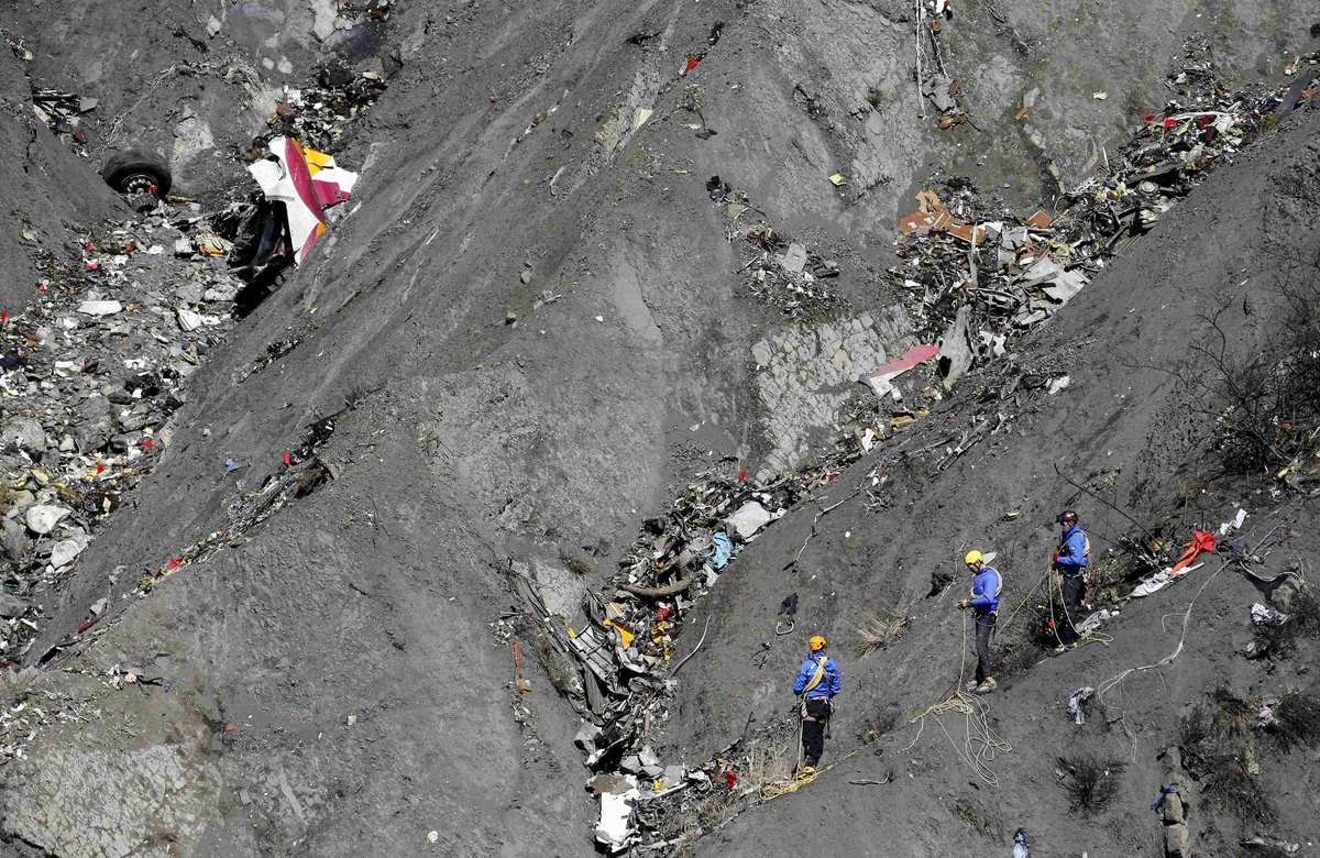 Τα συντρίμμια της μοιραίας πτήσης της Germanwings