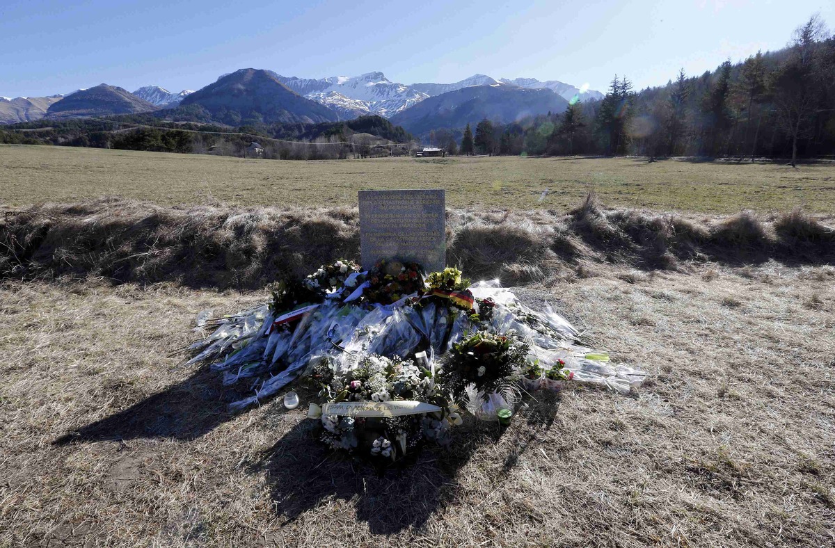 Μνημείο για τα θύματα, στο χωριό Le Vernet της Γαλλίας - Φωτό Reuters
